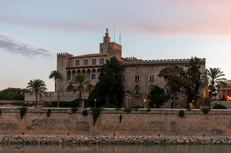 Palacio Real de La Almudaina, a dos minutos a pie de la Catedral de Mallorca