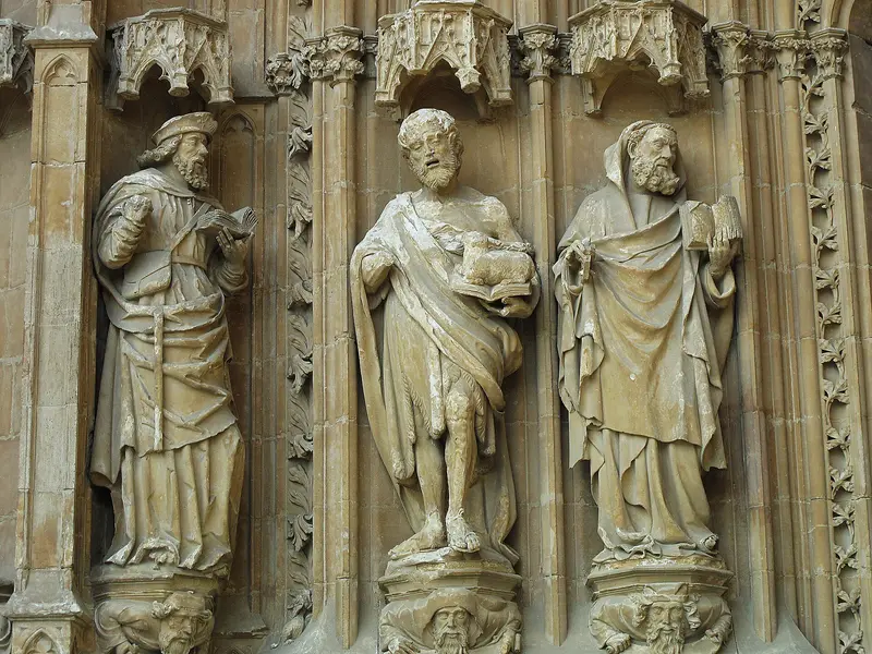 Esculturas de santos en el Portal del Mirador de la Catedral de Palma
