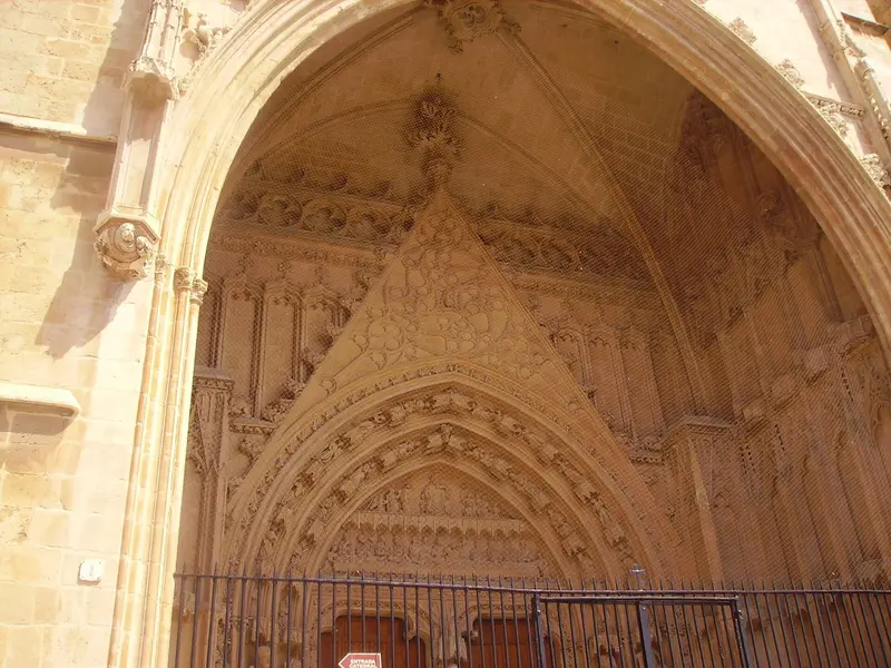 Portal del Mirador, la puerta gótica de la Catedral de Mallorca orientada al mar