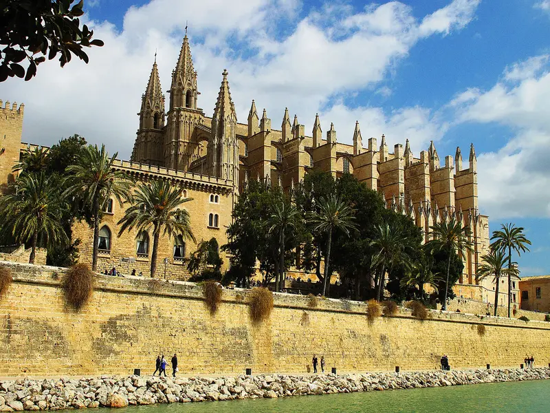 Muralla renacentista, La Almudaina y la Catedral desde el Parc de la Mar