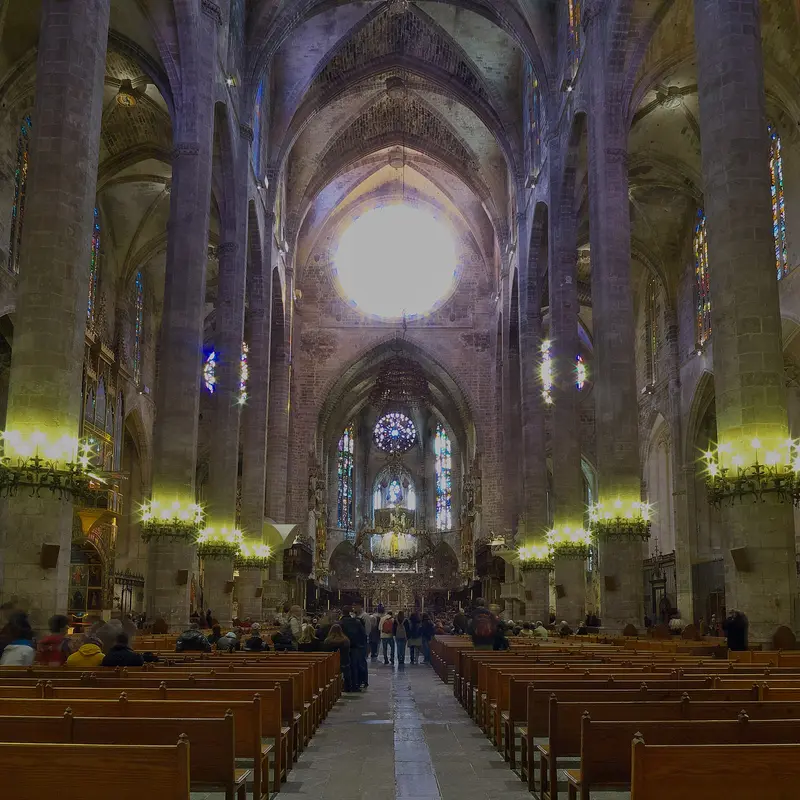 Nave central de la Catedral de Mallorca con sus columnas góticas y el baldaquino de Gaudí