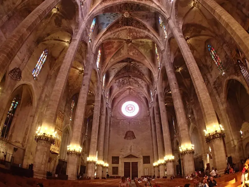 Detalle del rosetón de la Catedral de Palma con sus vidrieras de colores