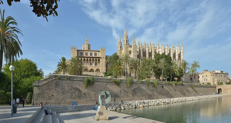 Panorámica de la Catedral de Mallorca junto al Palacio Real de La Almudaina