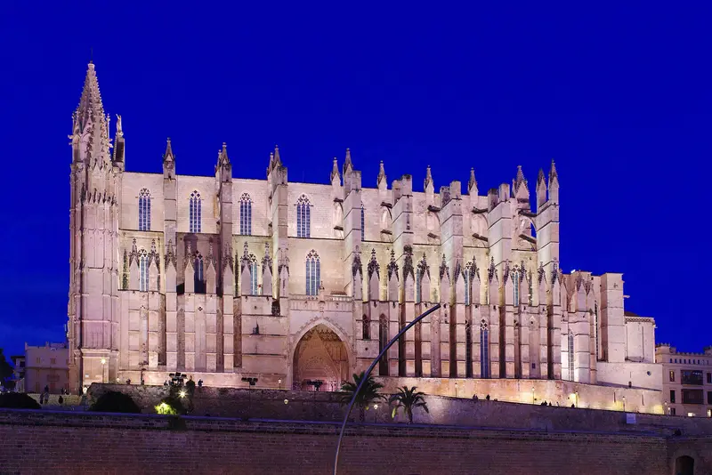 Fachada sur de la Catedral de Palma de Mallorca en un día despejado