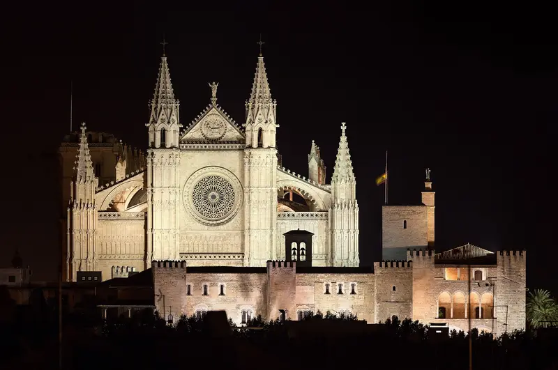 La Seu y La Almudaina iluminadas de noche vistas desde el Parc de la Mar