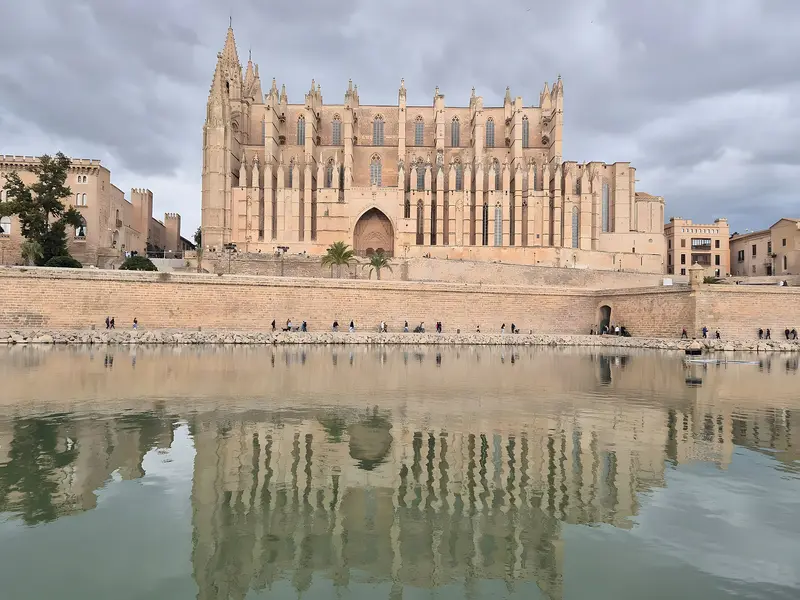 Catedral de Mallorca reflejada en el lago del Parc de la Mar al atardecer